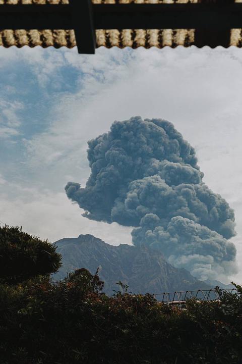 日本樱岛火山喷发 烟柱高达3400米_世界上最活跃的活火山之一